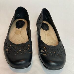 Earth Women's Black Flats with Elegant Cutout Detail